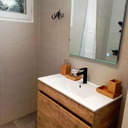 Leah Aparthotel *